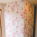 （戸建）家のイメージをがらりと変える玄関の壁紙。華やかなフラワー柄で特別な印象に