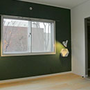 寝室には、ナチュラルな雰囲気を壊さずアクセントになるダークグリーンを採用。