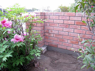 （青葉区・S邸・戸建）　金属製のフェンスを取り外し、レンガの塀に。海外のお庭のような雰囲気に。
